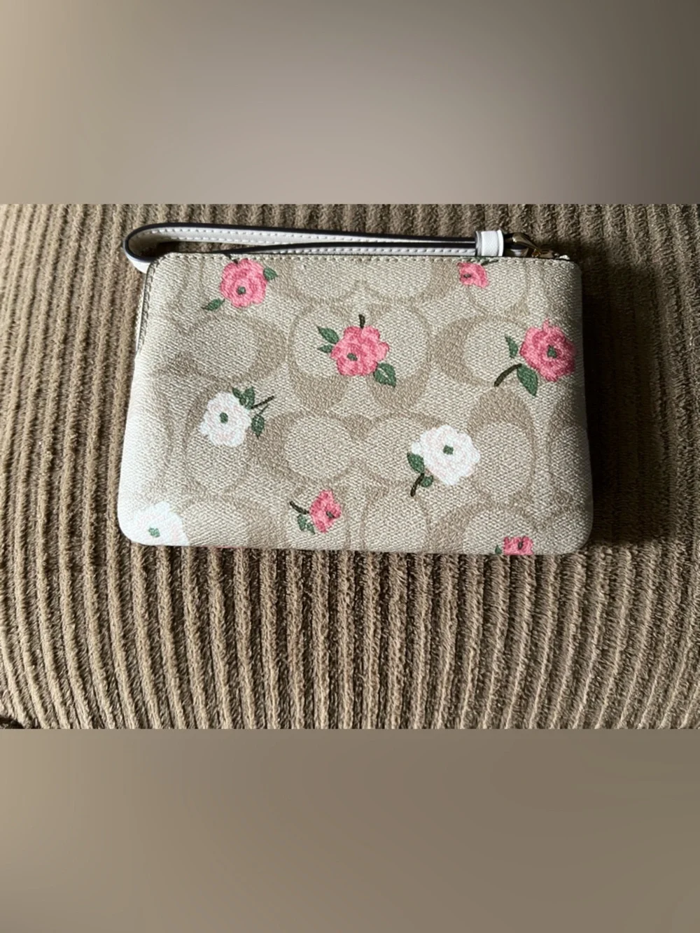 Coach Corner Zip Wristlet
In Signature Canvas With Floral Print NWT - Picture 2 of 5